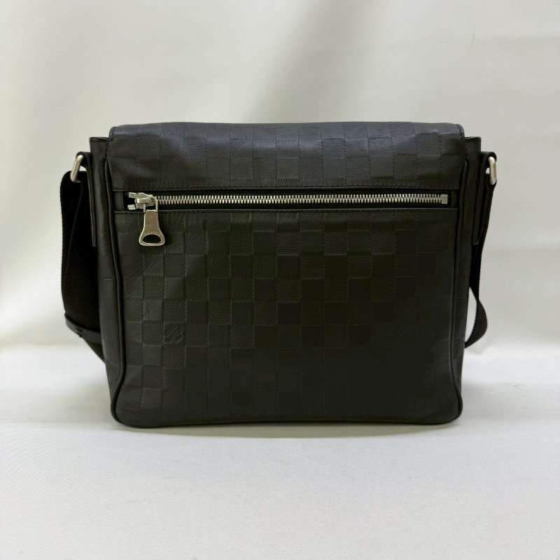 LV DISTRICT PM棋盤壓紋斜背包-1