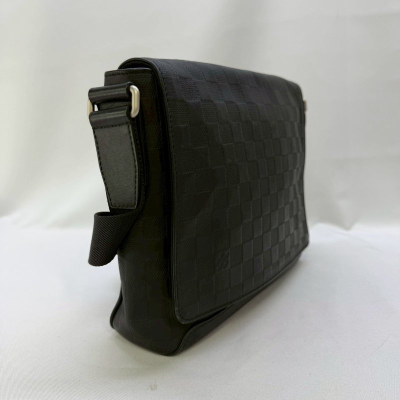 LV DISTRICT PM棋盤壓紋斜背包-3