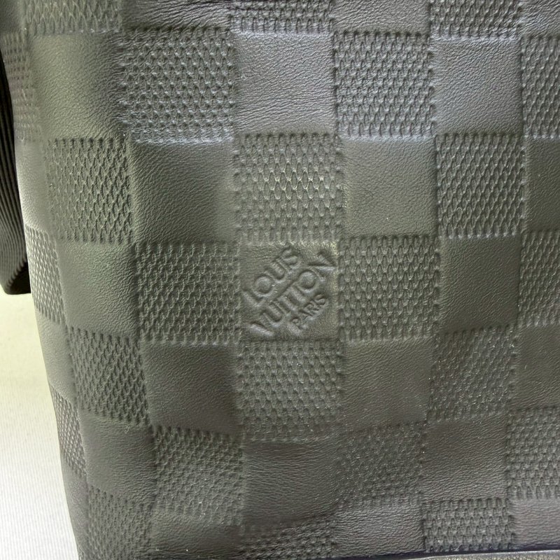 LV DISTRICT PM棋盤壓紋斜背包-7