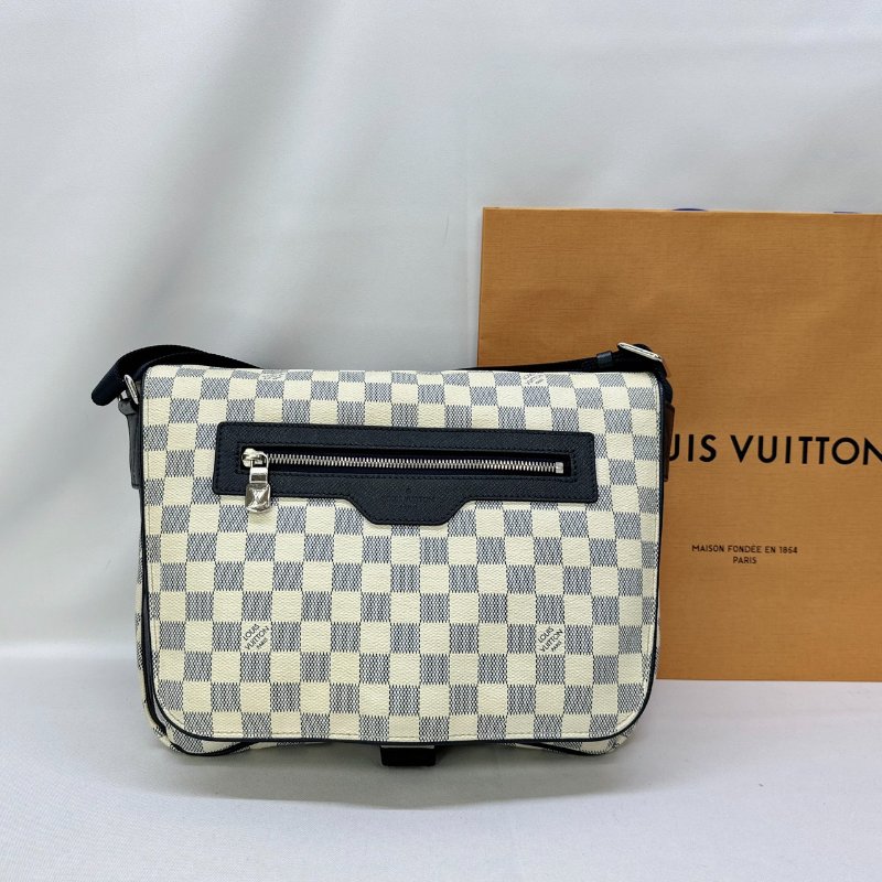 LV 白棋盤格郵差包-0