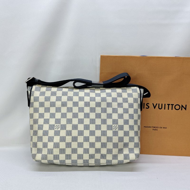 LV 白棋盤格郵差包-1