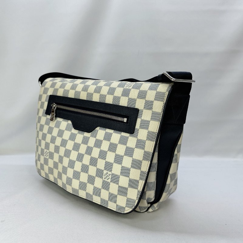 LV 白棋盤格郵差包-2