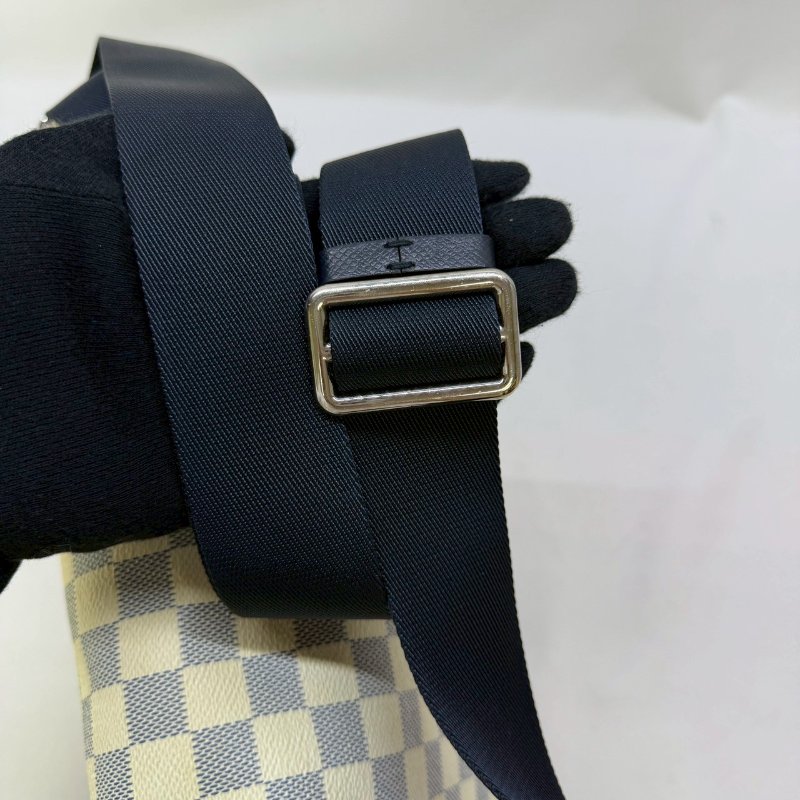 LV 白棋盤格郵差包-6