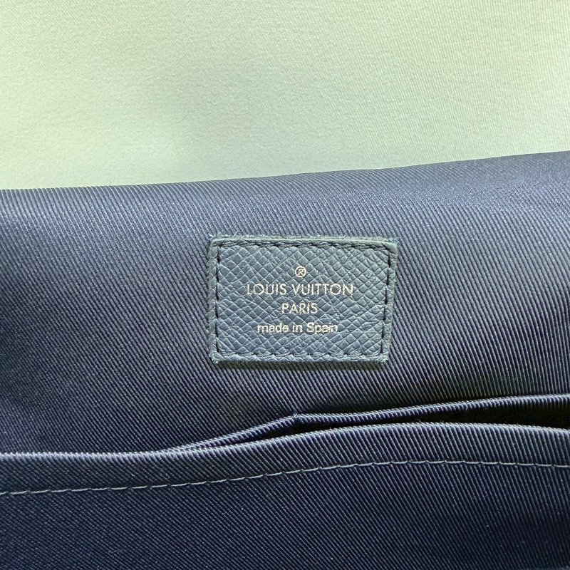 LV 白棋盤格郵差包-7