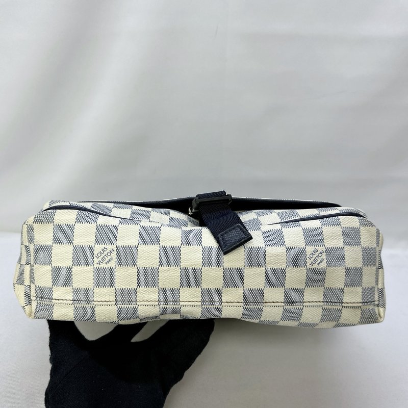 LV 白棋盤格郵差包-8