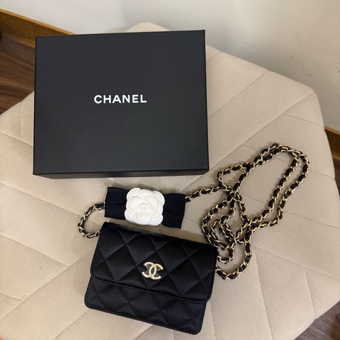 Chanel黑色緞面山茶花斜背小卡包 全新專櫃Vic禮