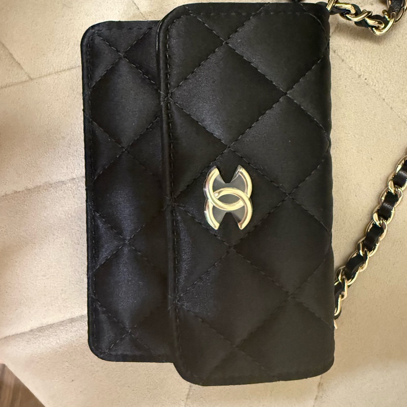 Chanel黑色緞面山茶花斜背小卡包 全新專櫃Vic禮-1