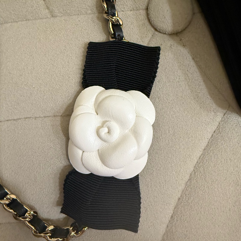 Chanel黑色緞面山茶花斜背小卡包 全新專櫃Vic禮-2