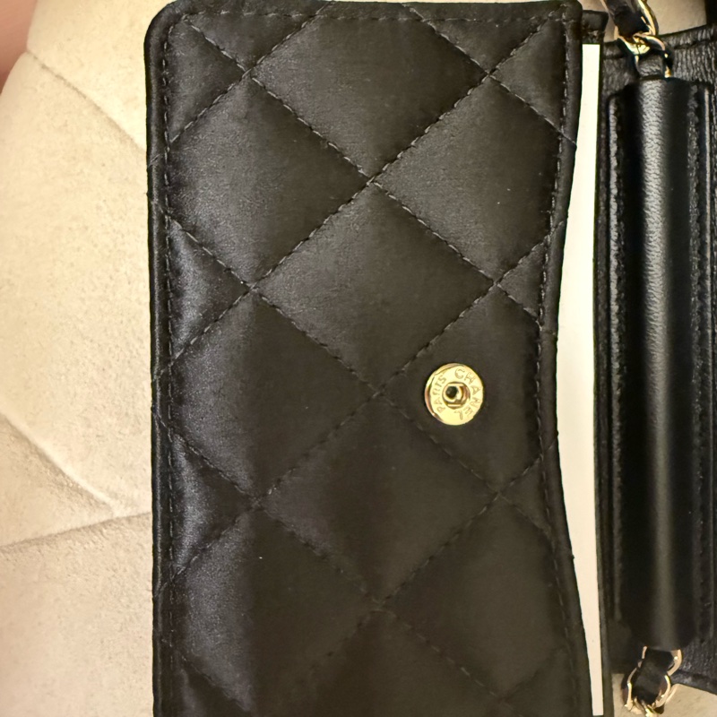 Chanel黑色緞面山茶花斜背小卡包 全新專櫃Vic禮-10