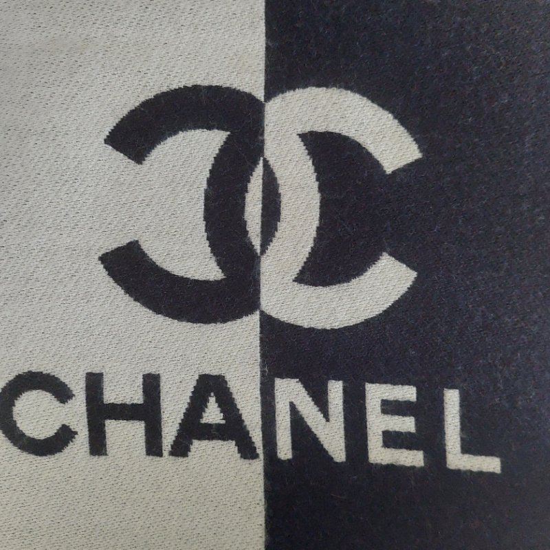 CHANEL 24K黑白拚色圍巾~全新品僅拍照-13