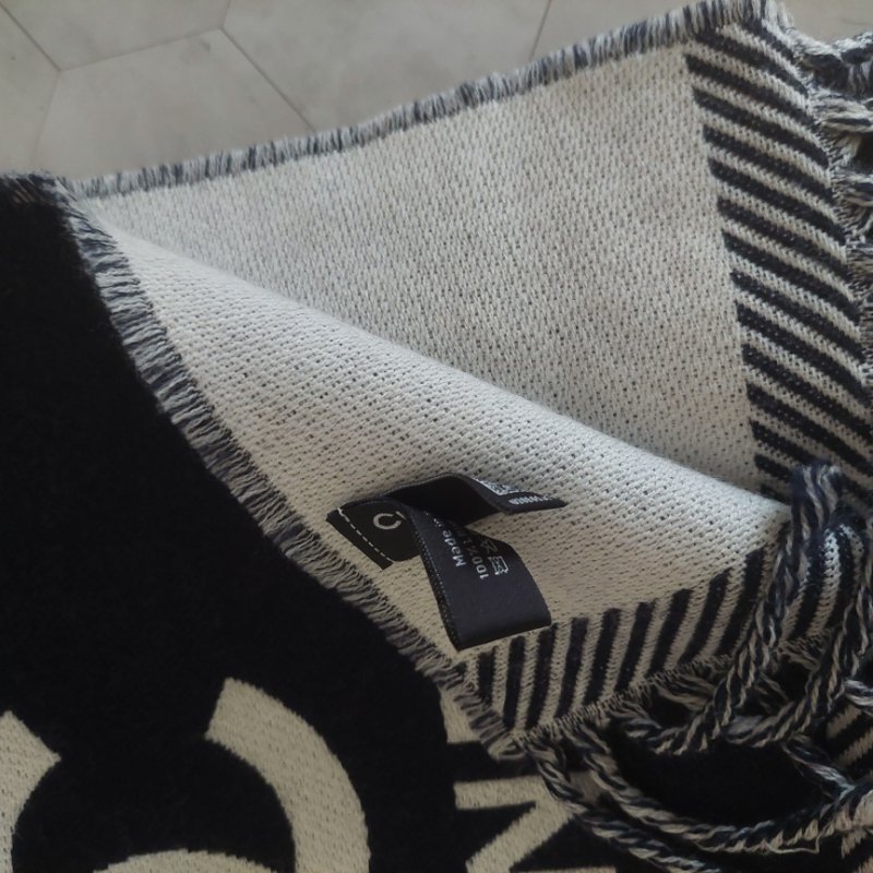 CHANEL 24K黑白拚色圍巾~全新品僅拍照-23