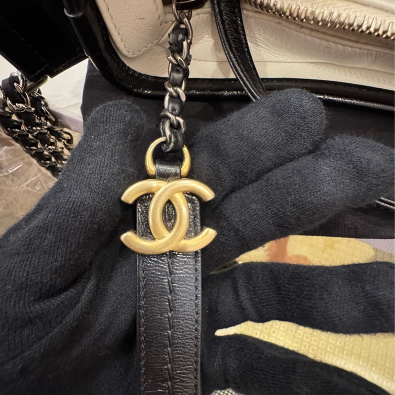 Chanel 黑白色流浪包(9成新)-12