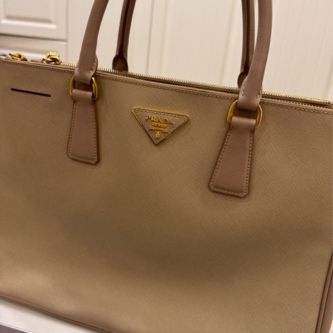 Prada 殺手包大號 （8成新）