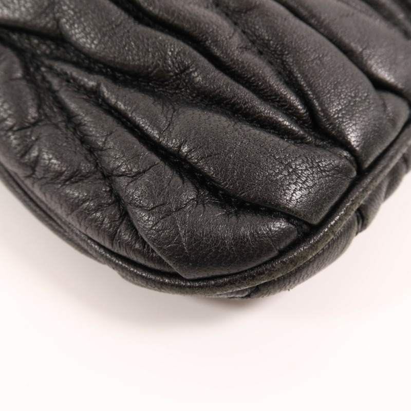 Miu Miu 牛皮皮革Pouch金扣手拿包-8