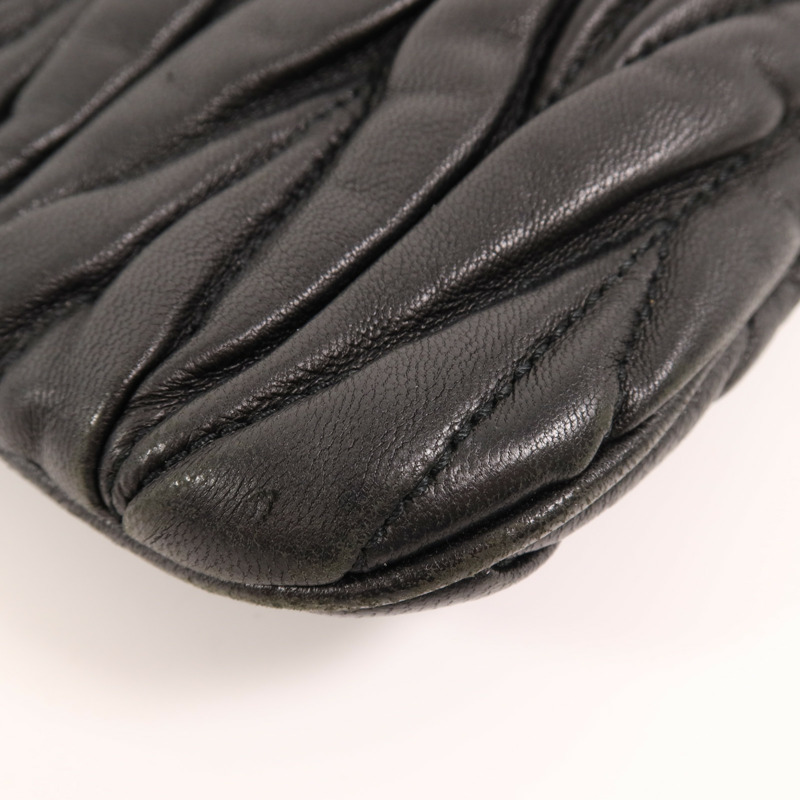 Miu Miu 牛皮皮革Pouch金扣手拿包-9