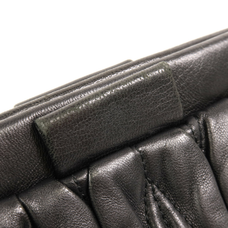 Miu Miu 牛皮皮革Pouch金扣手拿包-14