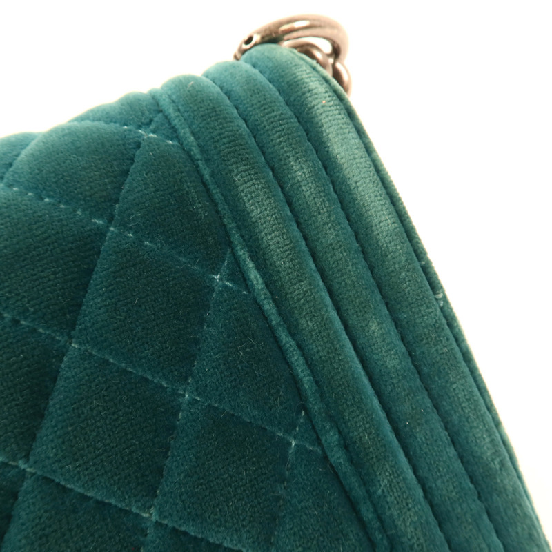 CHANEL Velvet Boy 20銀扣肩背袋-17