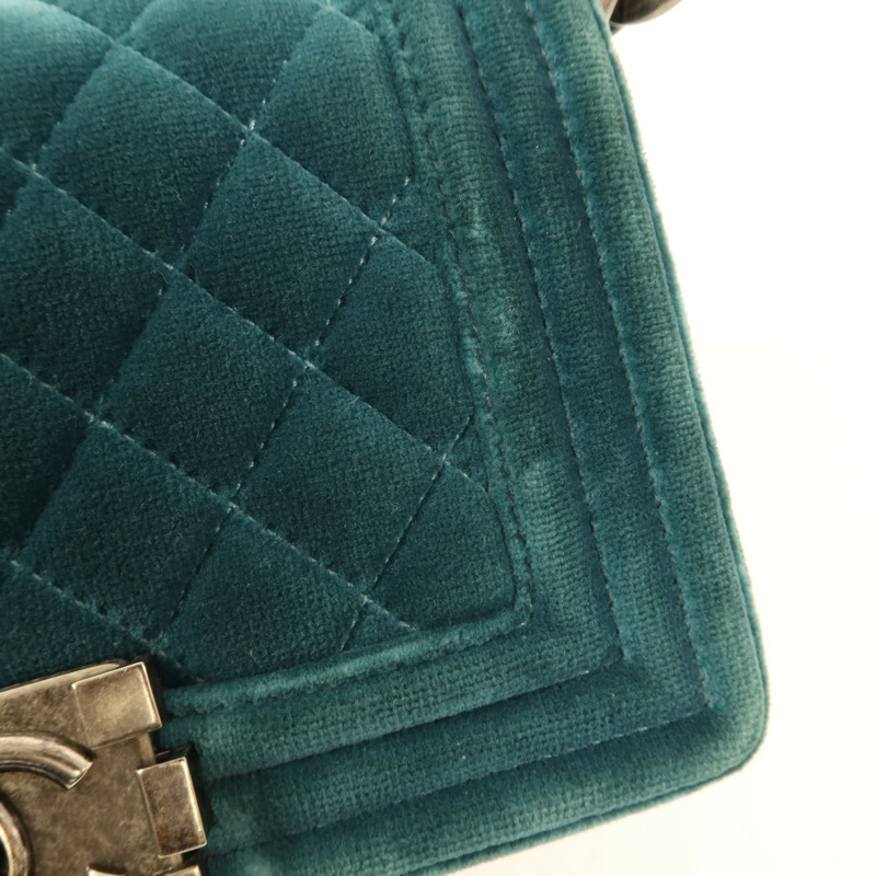 CHANEL Velvet Boy 20銀扣肩背袋-18