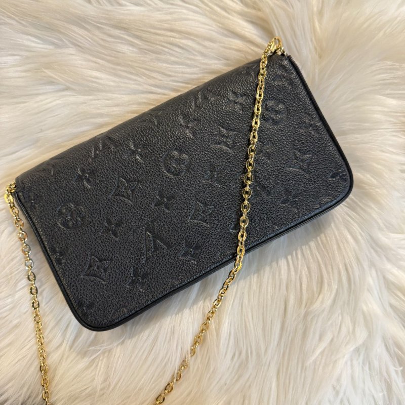 LV 三合一黑壓紋鍊包-1