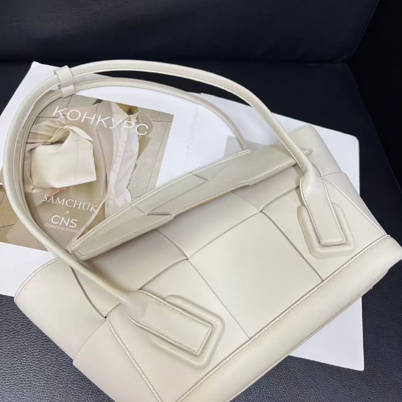 ✨ BV arco 牛皮手提包 老錢風🤍 98新 內裡乾淨-4