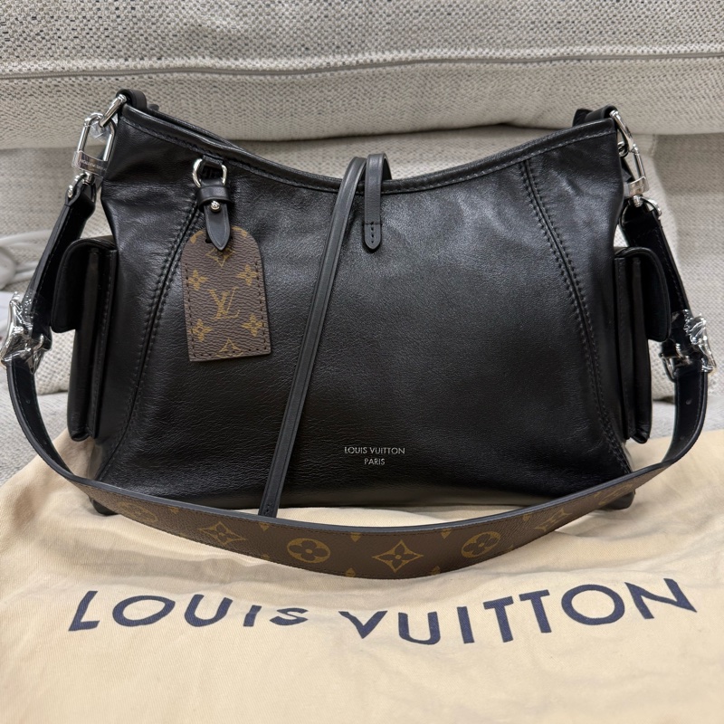 LOUIS VUITTON Carryall 字母徽標機車鏈條黑武士托特包Tote包購物袋 小羊皮 手提單肩包 小號 男女款 黑色-0