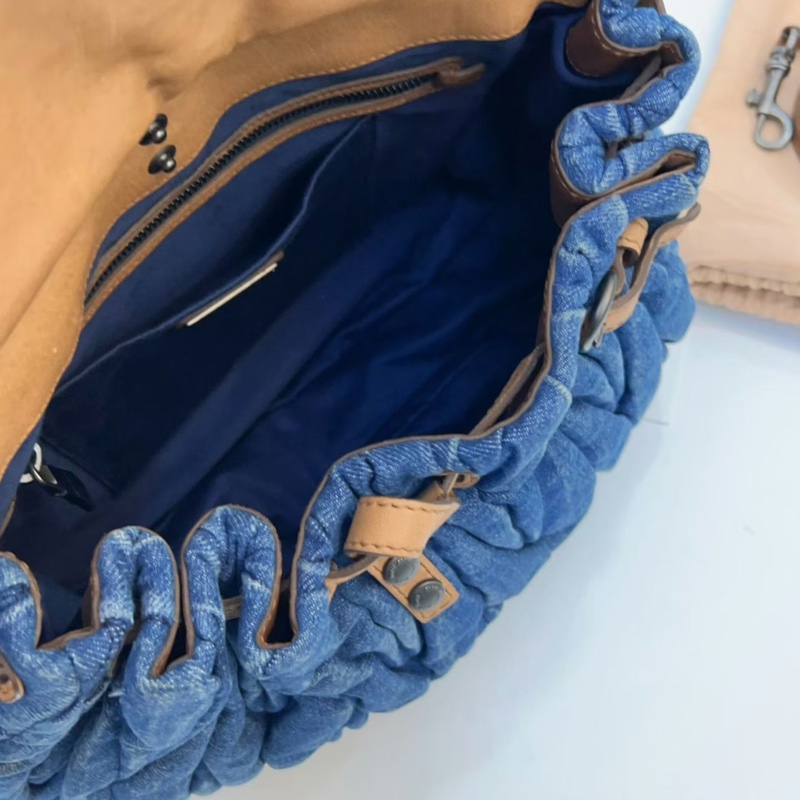 ✨Miu Miu 牛仔皺摺月亮包🌙-8