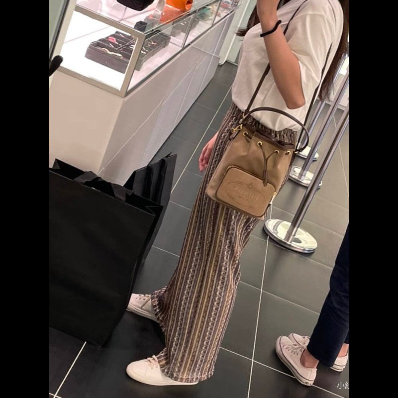 🎀PRADA 刺繡LOGO帆布飾牛皮邊抽繩束口水桶包🎀-1