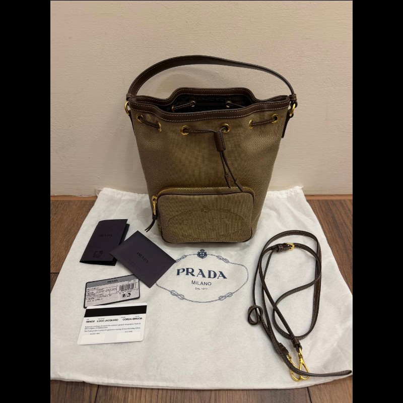 🎀PRADA 刺繡LOGO帆布飾牛皮邊抽繩束口水桶包🎀-2