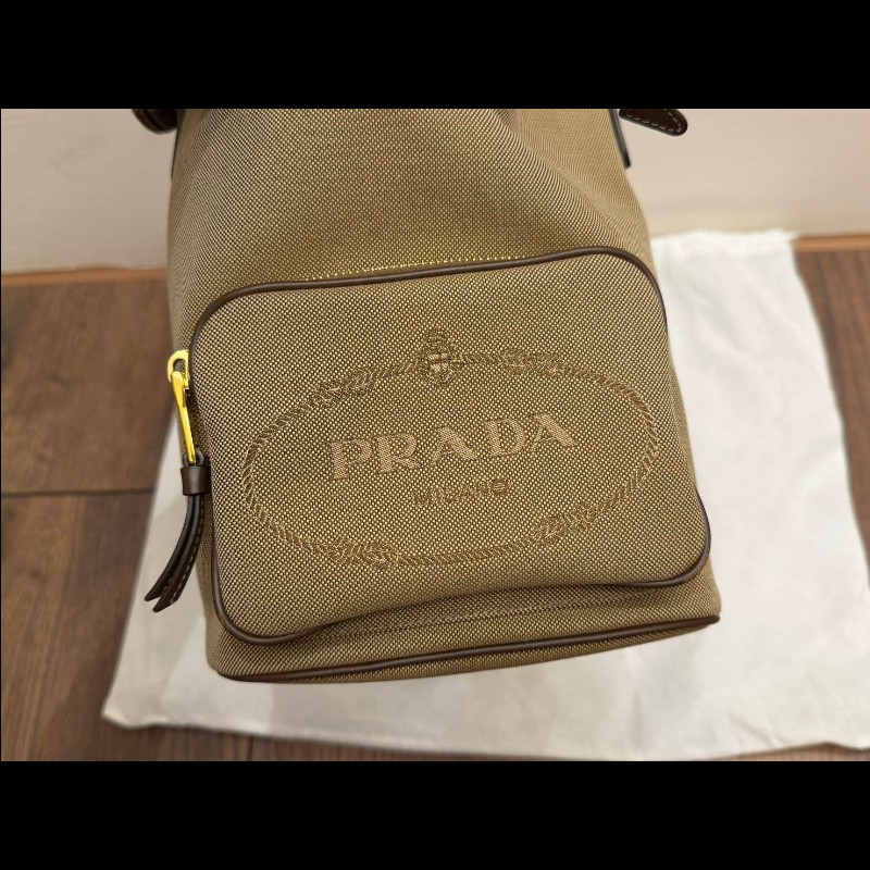 🎀PRADA 刺繡LOGO帆布飾牛皮邊抽繩束口水桶包🎀-8