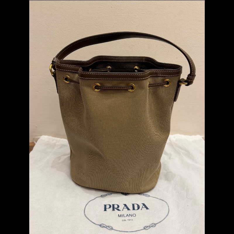 🎀PRADA 刺繡LOGO帆布飾牛皮邊抽繩束口水桶包🎀-10