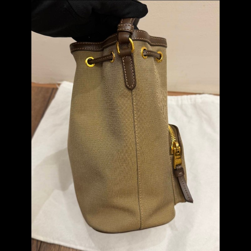 🎀PRADA 刺繡LOGO帆布飾牛皮邊抽繩束口水桶包🎀-12