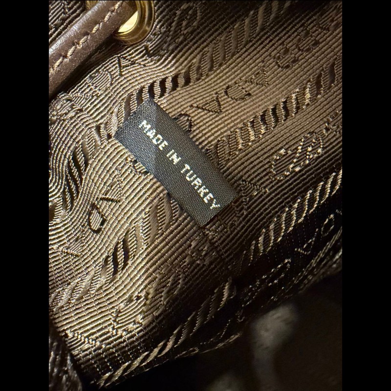 🎀PRADA 刺繡LOGO帆布飾牛皮邊抽繩束口水桶包🎀-16