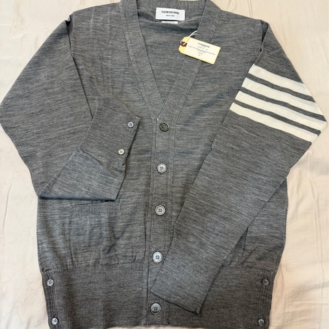 全新未使用品-Thom Browne 經典灰色4 Bar(白)開襟羊毛上衣