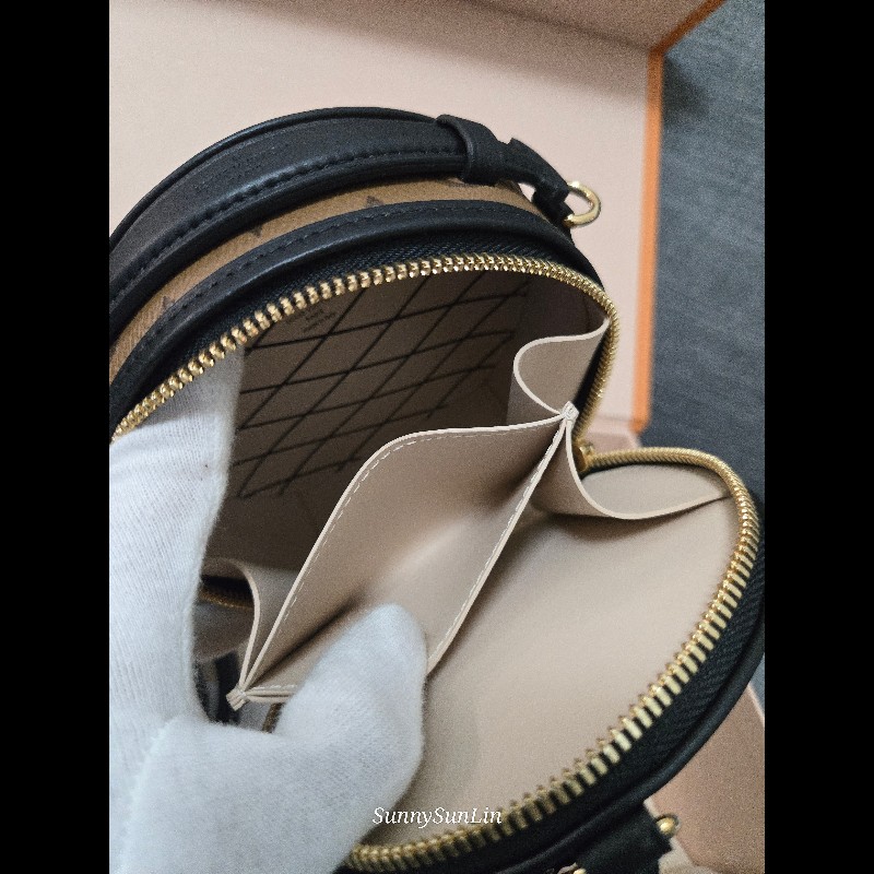 LV M68276 原花拼色圓餅包 手提包 肩背包 斜背包 腰包-19