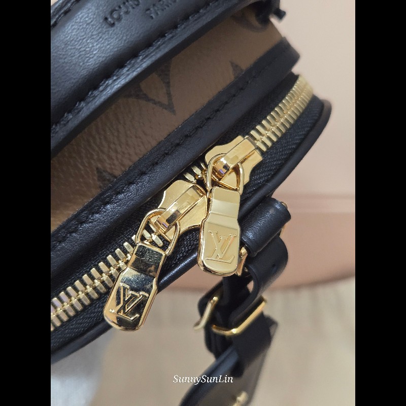 LV M68276 原花拼色圓餅包 手提包 肩背包 斜背包 腰包-25