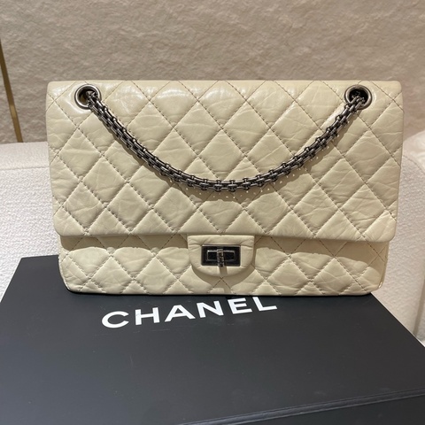 CHANEL 2.55 奶油白色經典斜背肩背翻蓋包