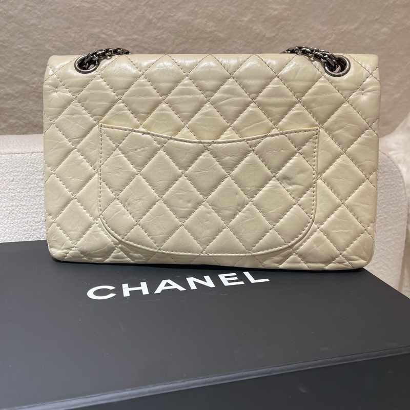 CHANEL 2.55 奶油白色經典斜背肩背翻蓋包-1