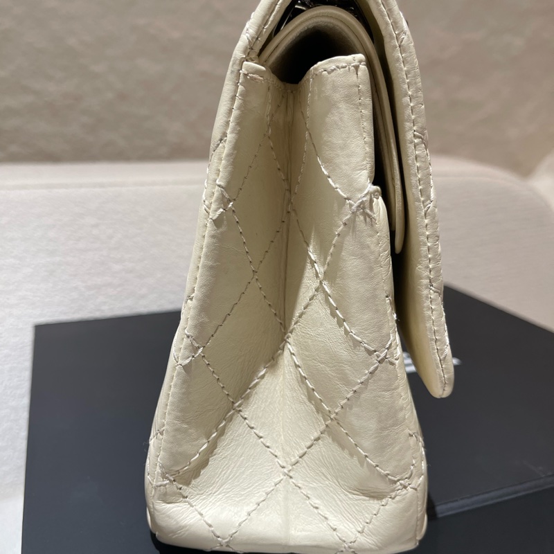 CHANEL 2.55 奶油白色經典斜背肩背翻蓋包-2