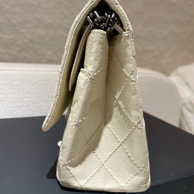 CHANEL 2.55 奶油白色經典斜背肩背翻蓋包-3