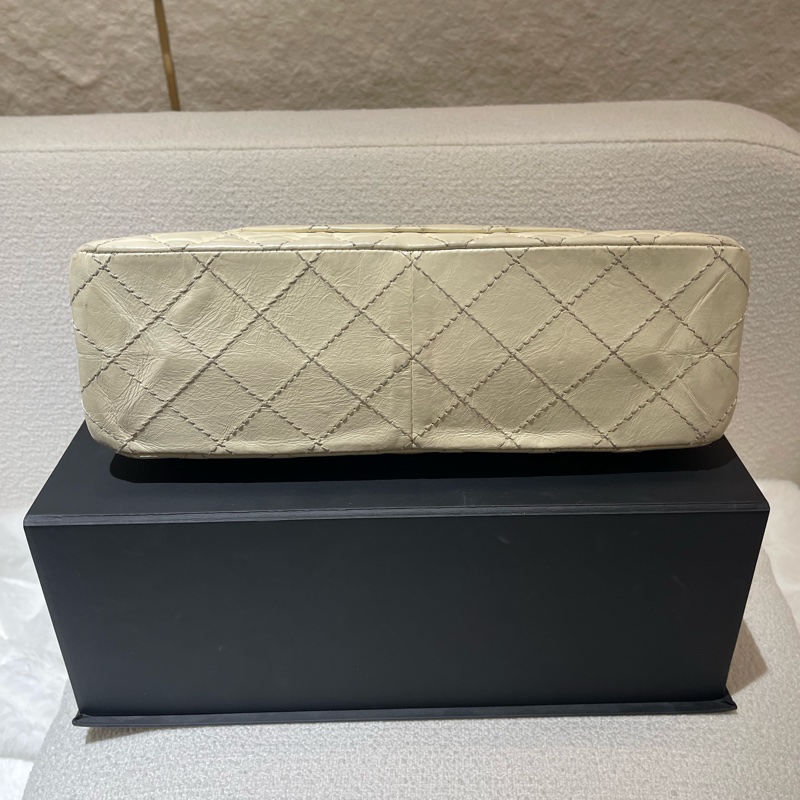 CHANEL 2.55 奶油白色經典斜背肩背翻蓋包-4