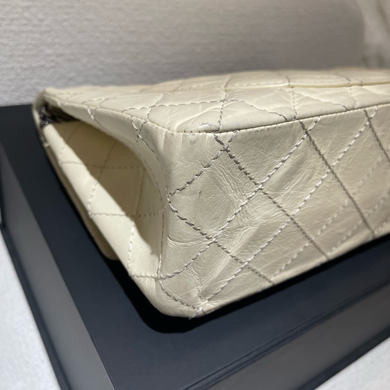 CHANEL 2.55 奶油白色經典斜背肩背翻蓋包-5