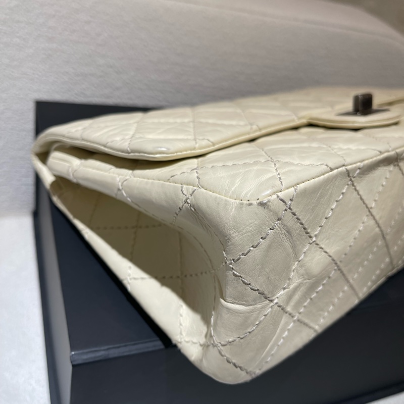 CHANEL 2.55 奶油白色經典斜背肩背翻蓋包-7