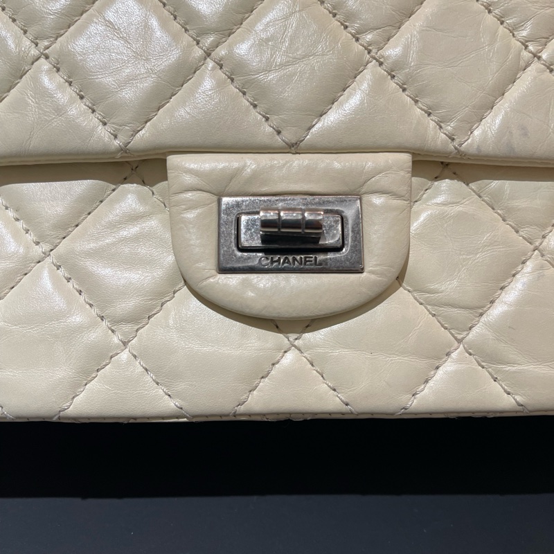 CHANEL 2.55 奶油白色經典斜背肩背翻蓋包-9