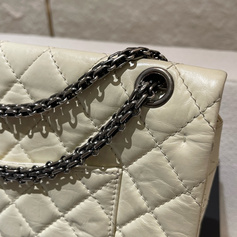 CHANEL 2.55 奶油白色經典斜背肩背翻蓋包-12