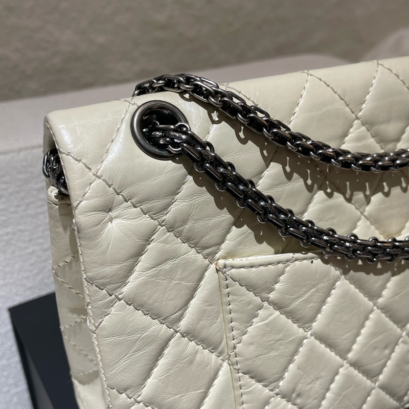CHANEL 2.55 奶油白色經典斜背肩背翻蓋包-13