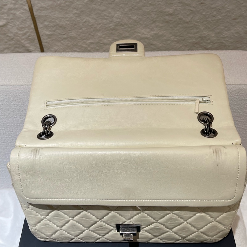 CHANEL 2.55 奶油白色經典斜背肩背翻蓋包-15