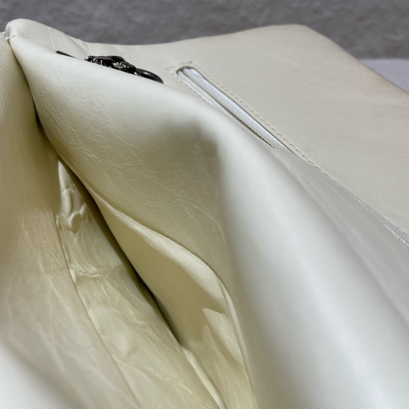 CHANEL 2.55 奶油白色經典斜背肩背翻蓋包-17