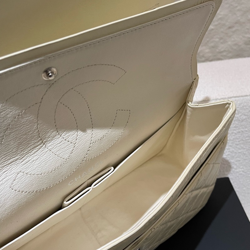 CHANEL 2.55 奶油白色經典斜背肩背翻蓋包-18