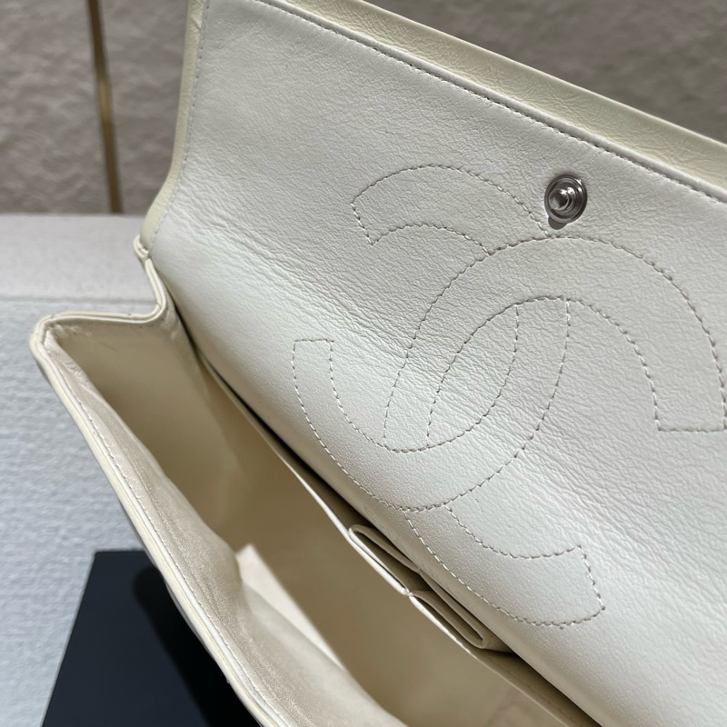 CHANEL 2.55 奶油白色經典斜背肩背翻蓋包-19