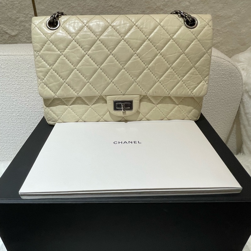 CHANEL 2.55 奶油白色經典斜背肩背翻蓋包-21